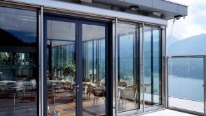 Cửa nhôm kính là gì? Cấu tạo, ưu điểm và nhược điểm của cửa nhôm kính